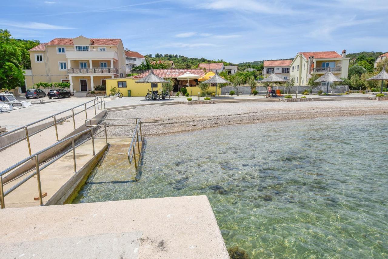 Apartment L And S On The Beach Ugrinici 외부 사진