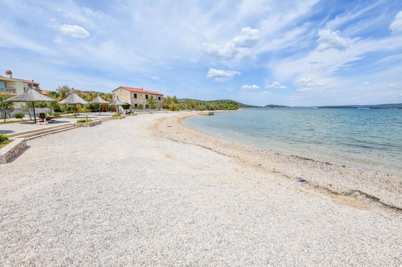 Apartment L And S On The Beach Ugrinici 외부 사진