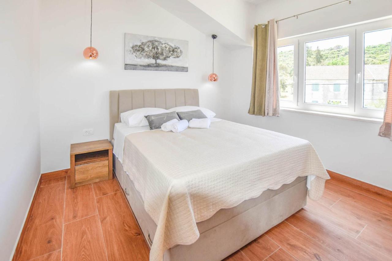 Apartment L And S On The Beach Ugrinici 외부 사진