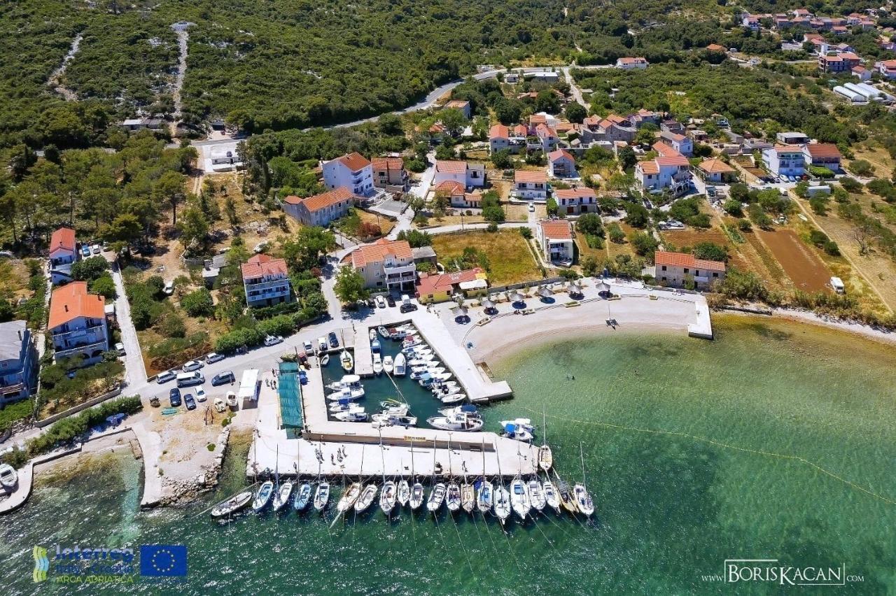 Apartment L And S On The Beach Ugrinici 외부 사진