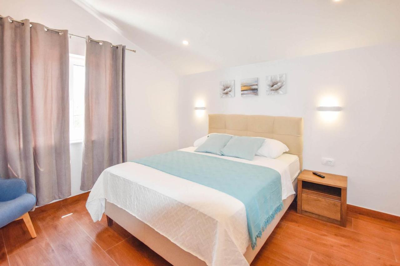 Apartment L And S On The Beach Ugrinici 외부 사진