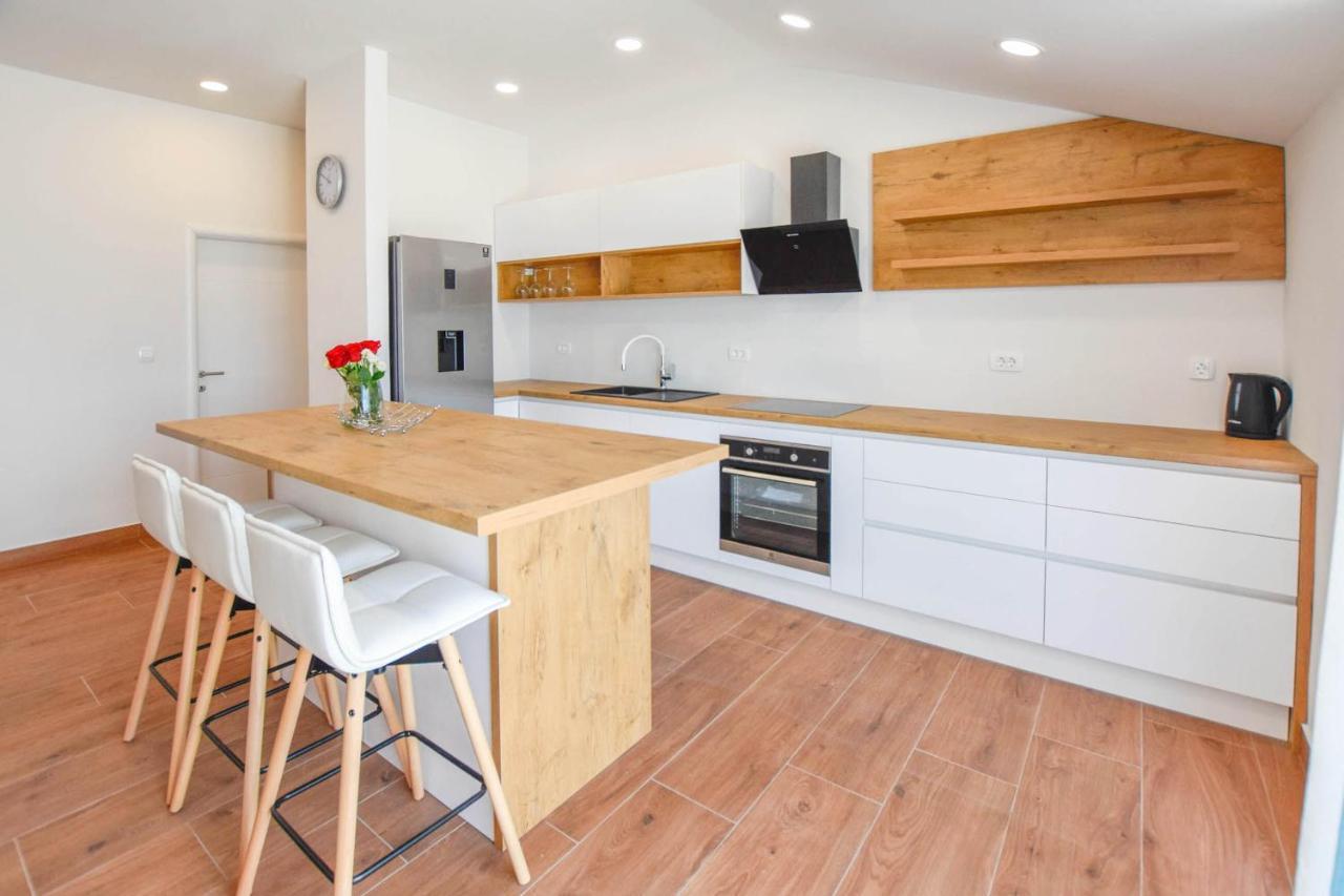 Apartment L And S On The Beach Ugrinici 외부 사진