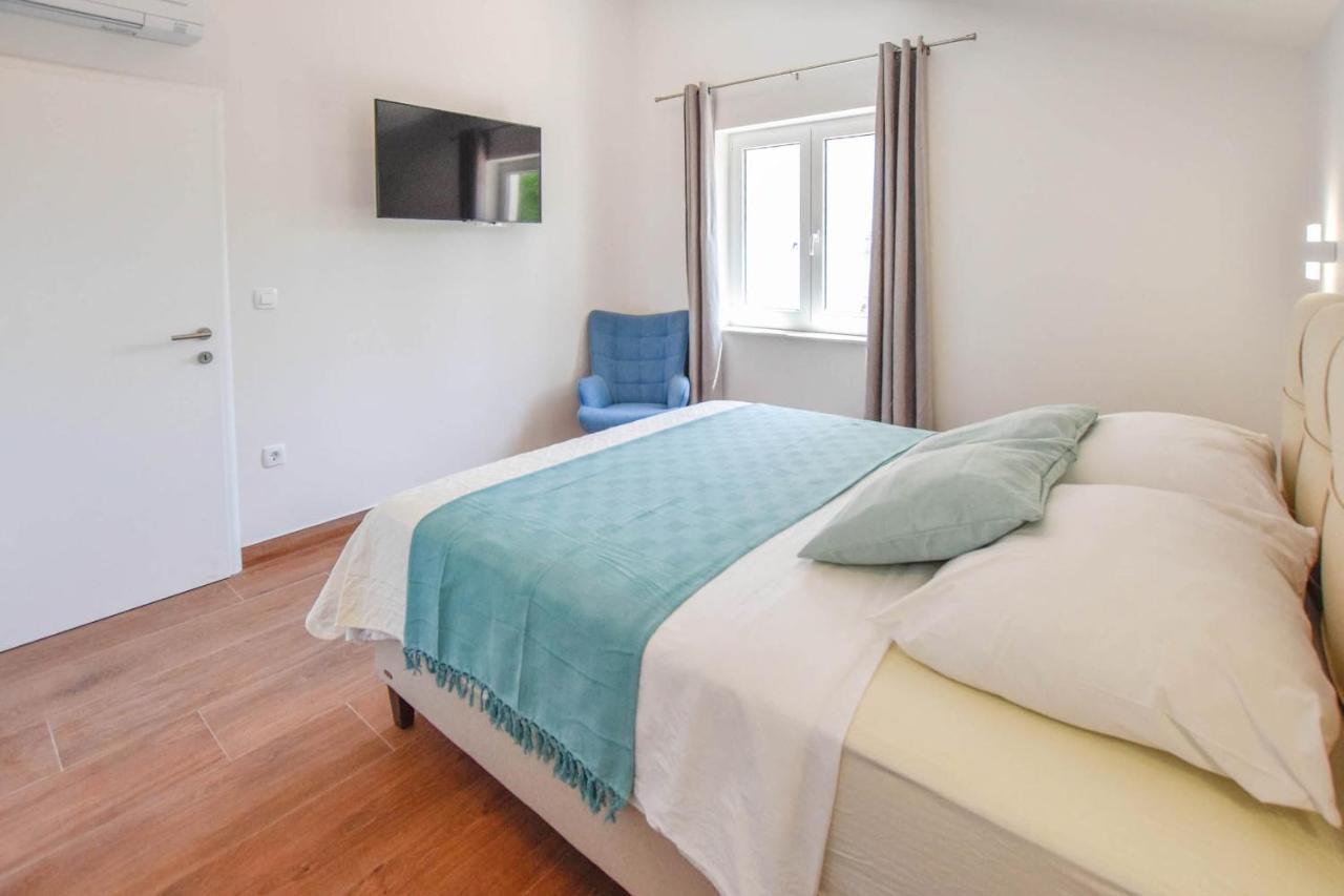 Apartment L And S On The Beach Ugrinici 외부 사진