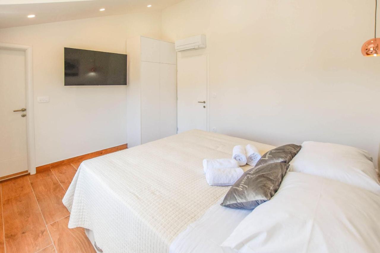 Apartment L And S On The Beach Ugrinici 외부 사진